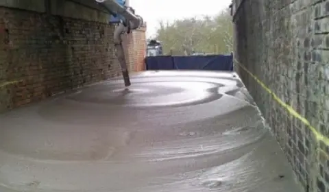 اضافات الخرسانة الرغوية Foam-Forming-Admixtures صورة لعملية صب خرسانة رغوية خفيفة الوزن باستخدام اضافات "Foam-Forming-Admixtures" من اي كيم تظهر قوامها المنتفخ والعازل