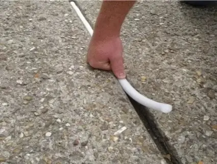 حشو فواصل تمدد للخرسانة من اي كيم لحلول البناء الحديثة  صوره توضح عملية تطبيق حشو فواصل مطاطي في فاصل خرساني بين لوحين من منتجات اي كيم