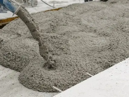 مونة اصلاح الخرسانة عالية الجودة من اي كيم لحلول البناء صورة لصب مونة اصلاح الخرسانة من انبوب, تستخدم لترميم وتجديد الاسطح الخرسانية المتضرره والشروخ, من اي كيم