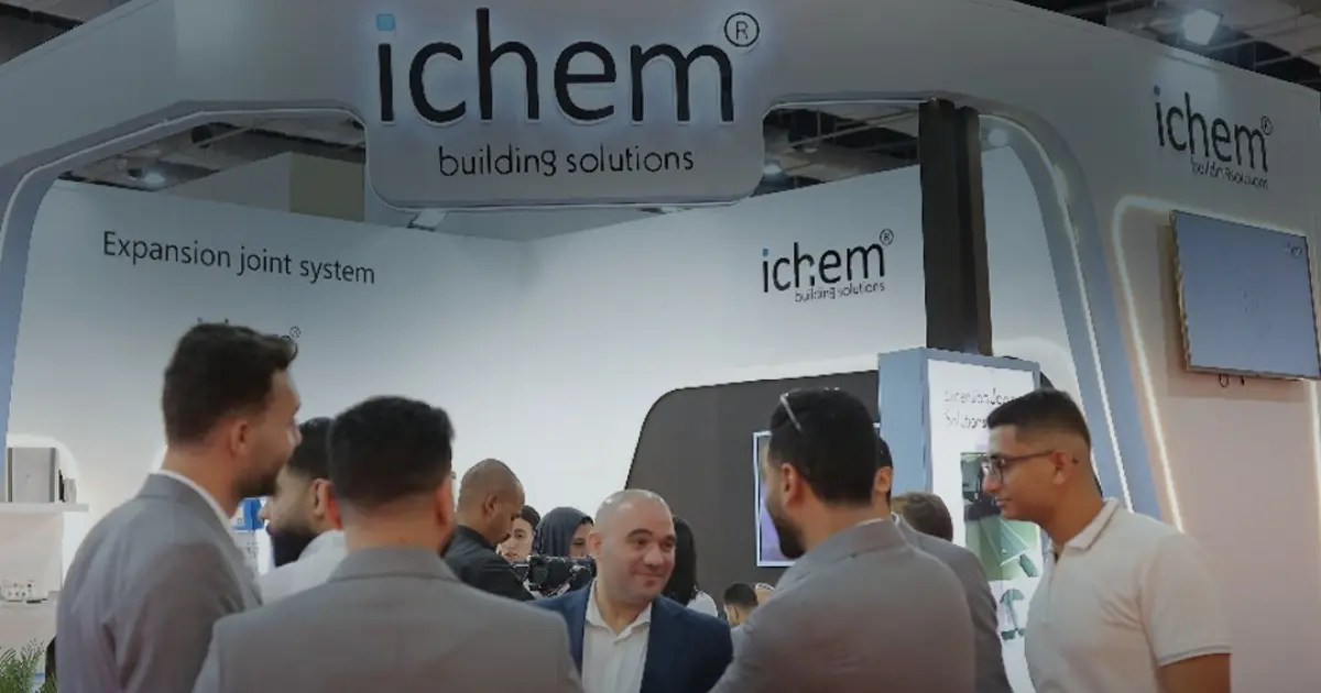ichem-engineer-team-مهندسين-شركة-اي-كيم-لحلول-البناء صوره توضح مهندسين شركة ichem for chemical constructions and expansion jointsاثناء مشاركتهم في معرض egypt projects